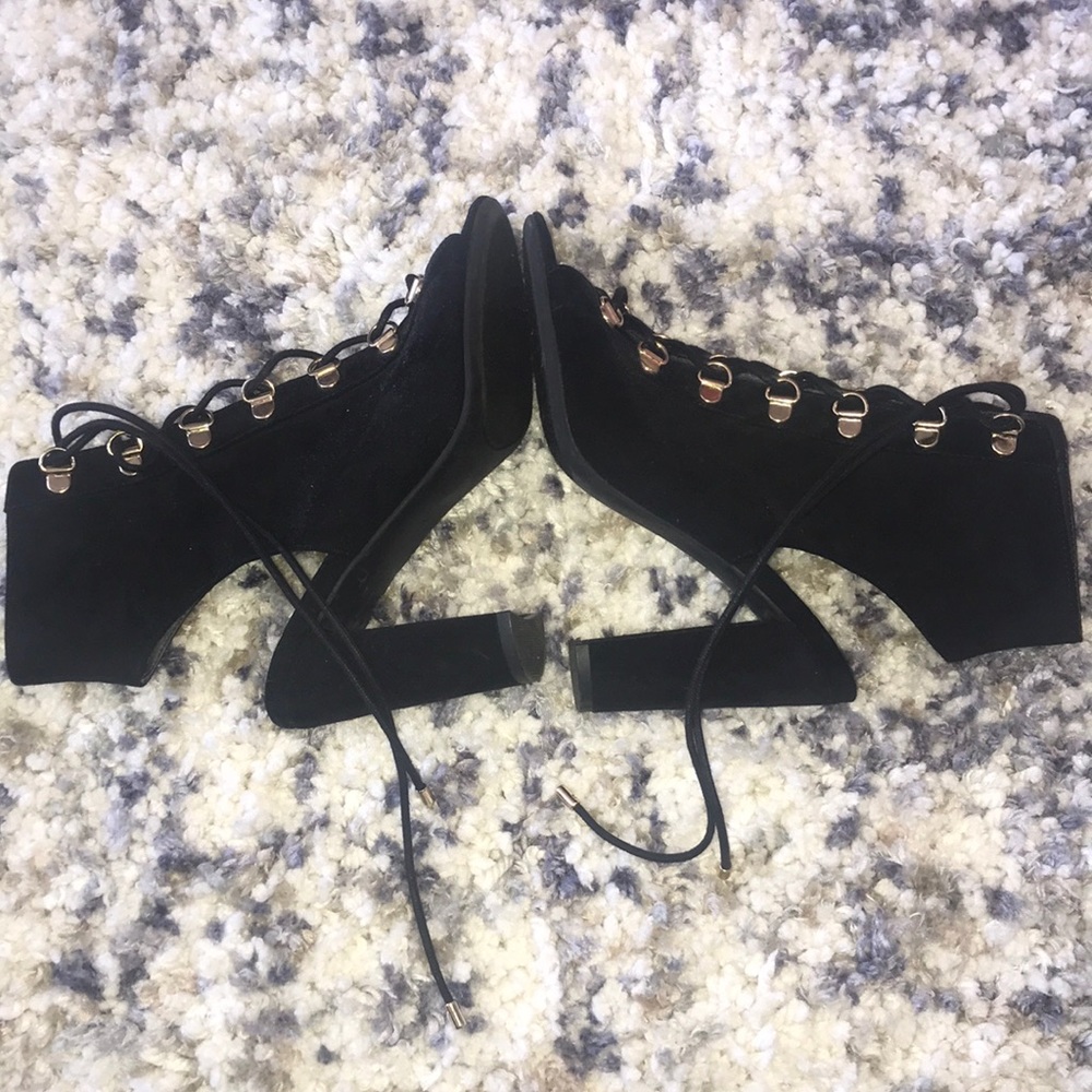 G by Guess Lace Up Suede Block heel size 6